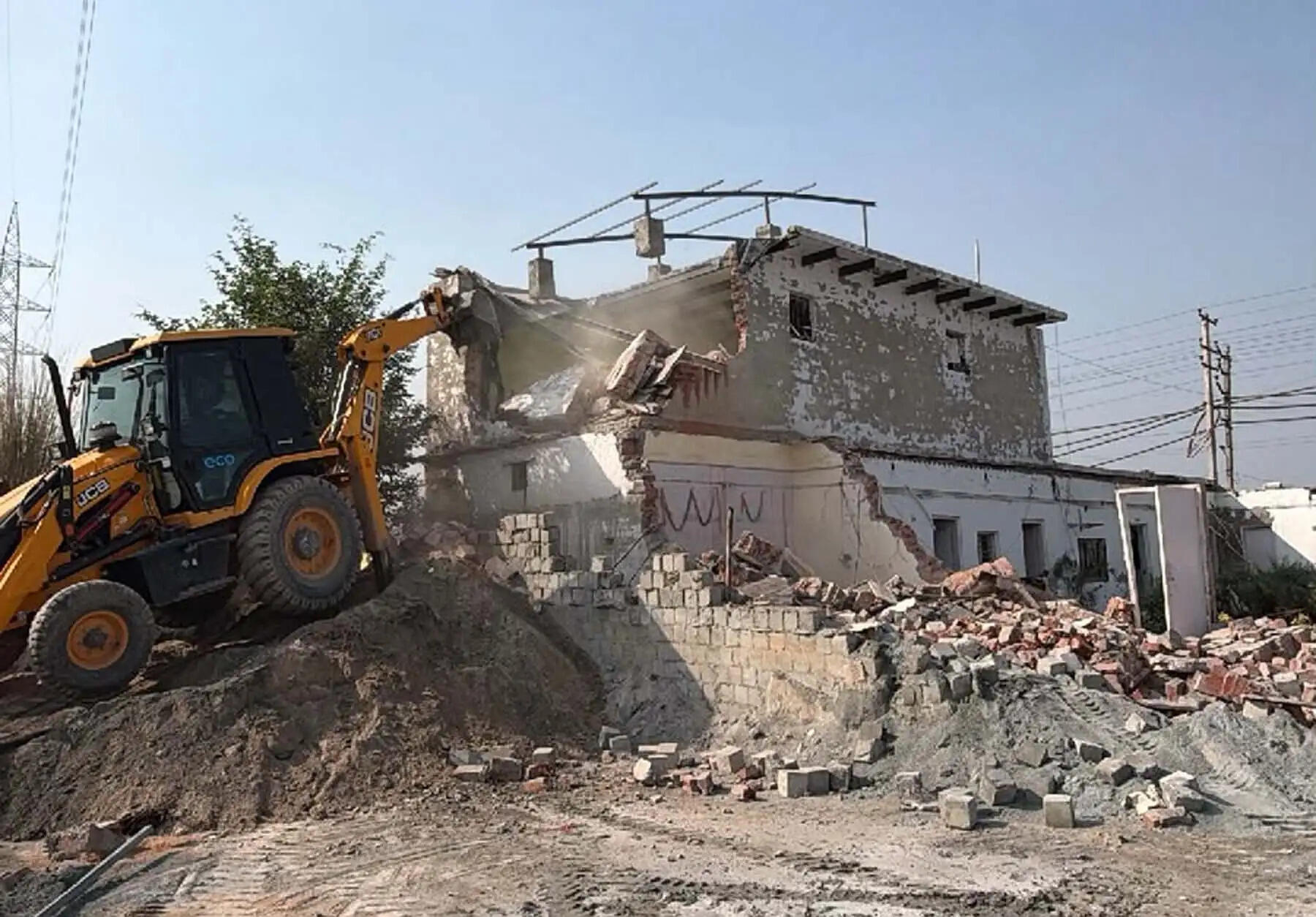 गुरुग्राम के दौलताबाद में एमसीजी की टीम ने दो आरएमसी प्लांट किए ध्वस्त