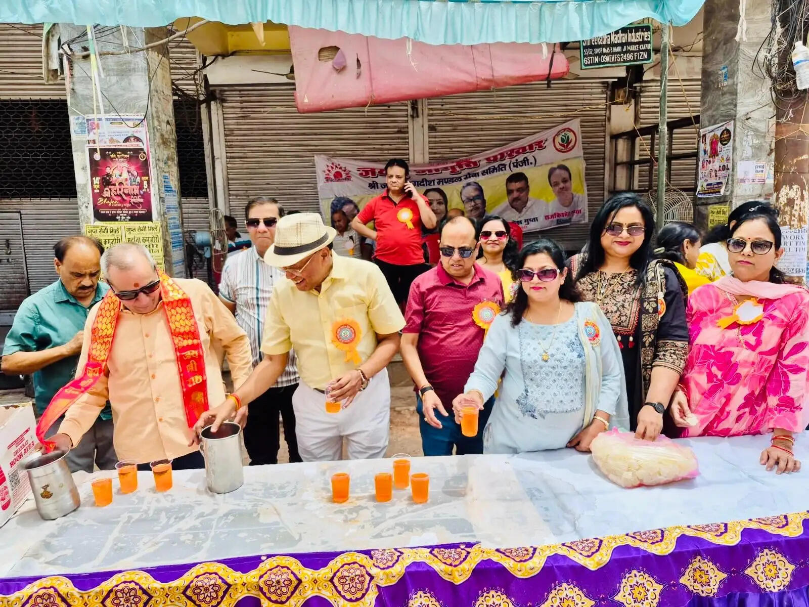 पुरुषोत्तम माह में कानपुर में सेवा कार्यों की धूम, जगह-जगह शरबत और गन्ने के जूस का वितरण