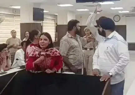 फरीदाबाद : महिला आयोग की बैठक में हंगामा, दो पक्ष भिड़े