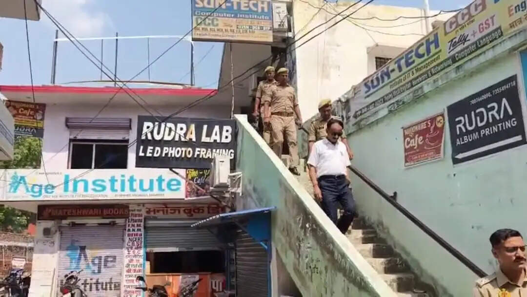 रेस्टोरेंट और लाइब्रेरी में चला प्रशासन का अभियान, संचालिका समेत तीन हिरासत में