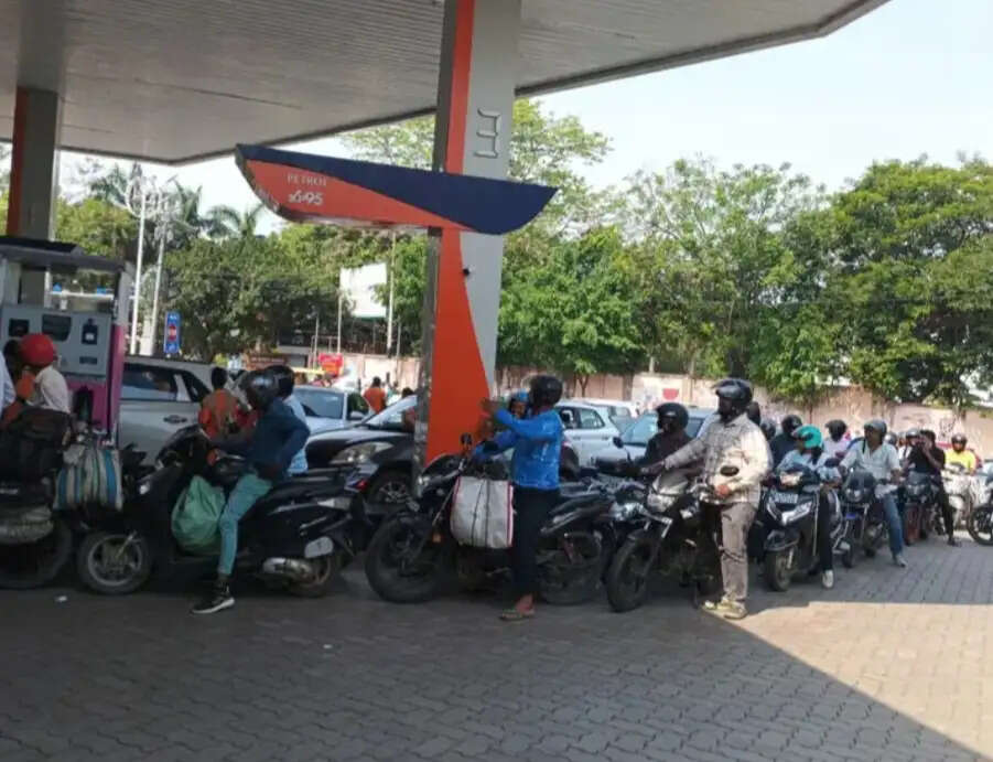 रांची में पेट्रोल-डीजल को लेकर अफरा-तफरी, पंपों पर लंबी कतारें, कई पंप हुए ड्राई