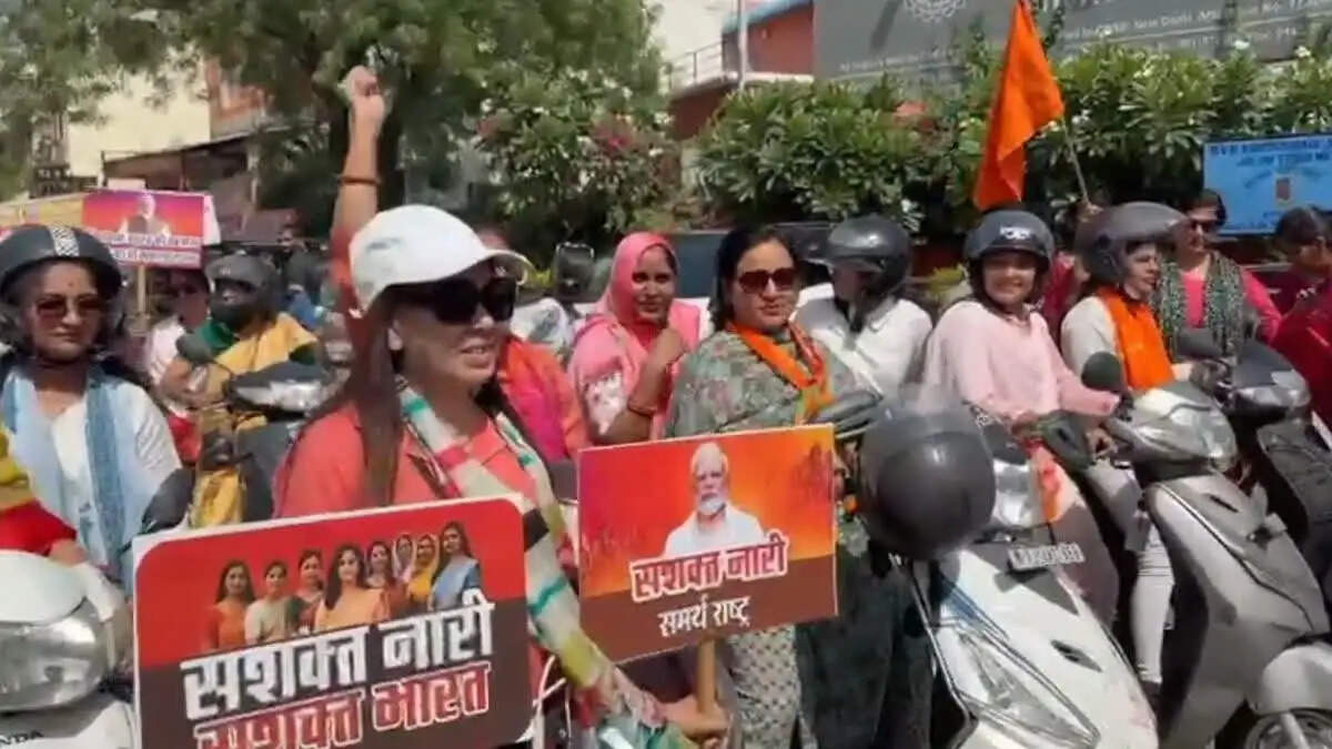 नारी शक्ति वंदन अधिनियम के समर्थन में जयपुर में निकली स्कूटी-बाइक रैली