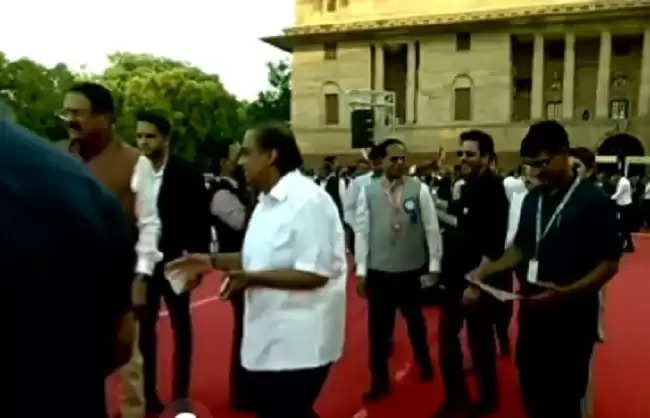 प्रधानमंत्री मोदी के शपथ ग्रहण समारोह में अंबानी और अडानी भी रहे मौजूद