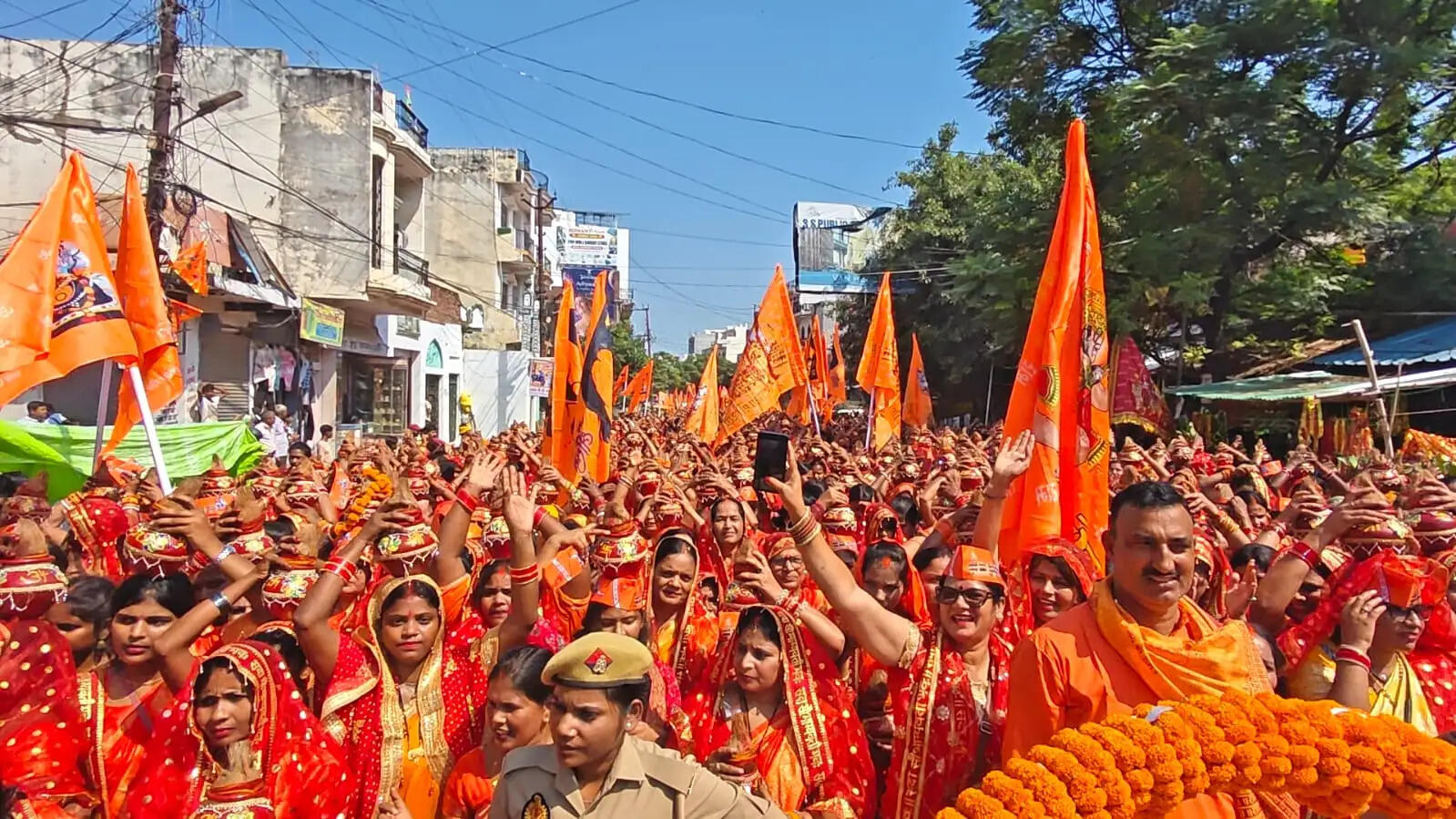 शांतनु महाराज कहेंगे राम कथा, भव्य कलश यात्रा पर हेलीकॉप्टर से पुष्पवर्षा