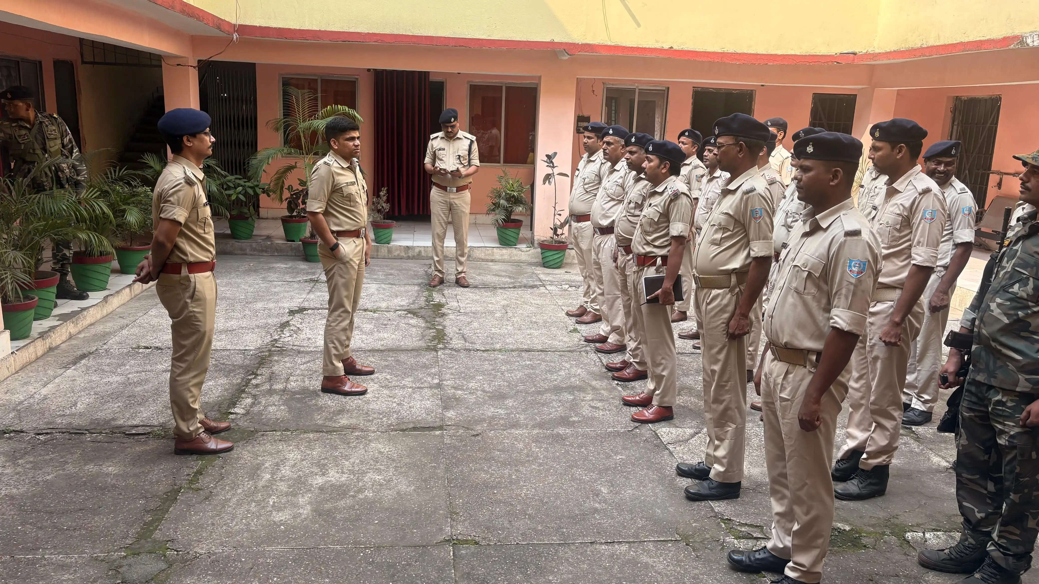 त्योहारों पर पुलिस का पहरा, एसपी ने थाने का किया निरीक्षण