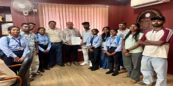 करम पूर्व संध्या समारोह की तैयारियों को लेकर आदिवासी छात्र संघ ने कुलपति से मांगा सहयोग