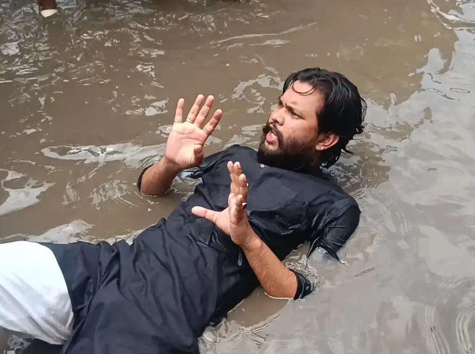 पश्चिमपाली में घुटनों तक पानी, गंदे पानी में नहाकर समाजसेवी ने जताया विरोध