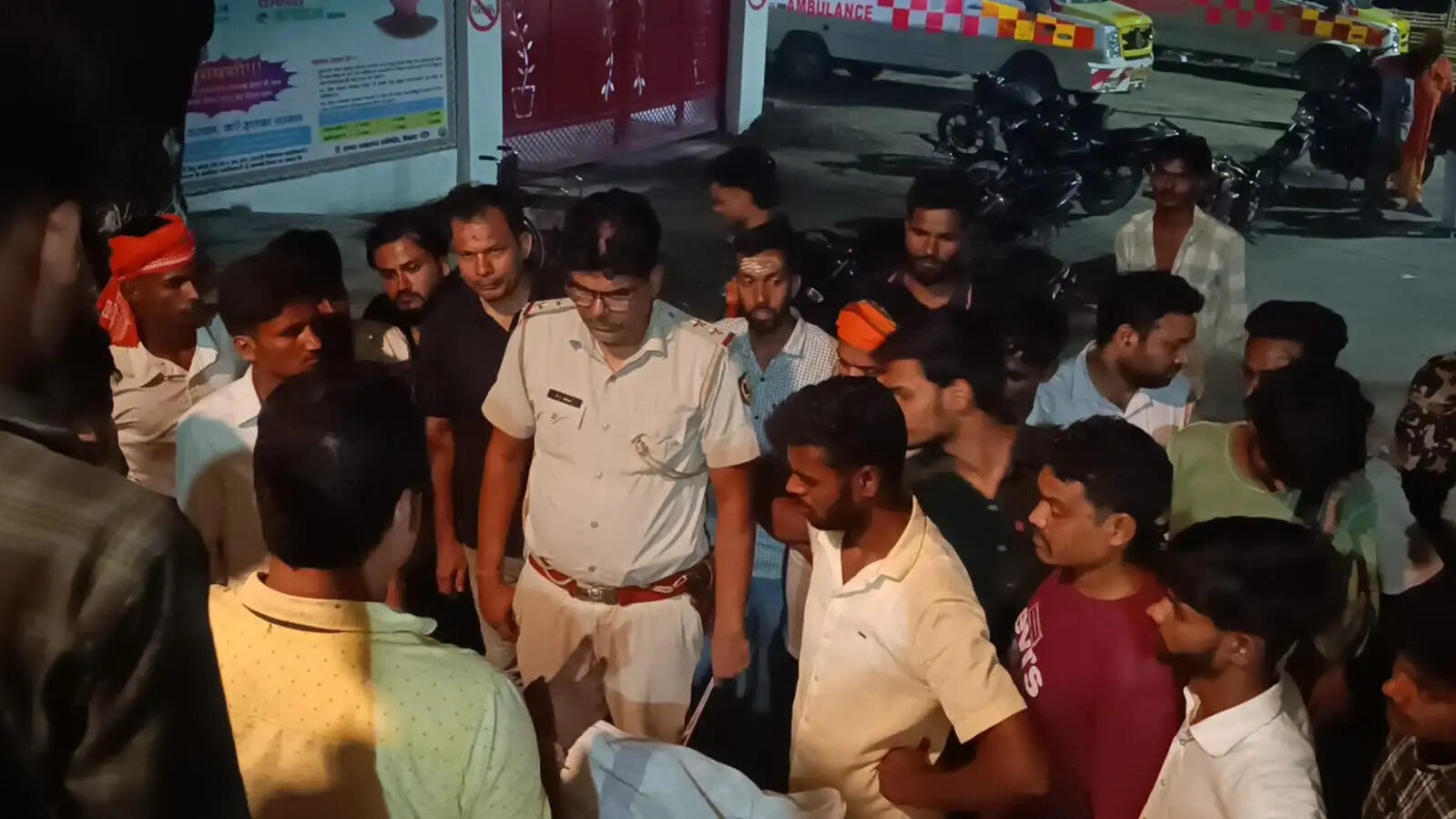 तेज रफ्तार बाइक की चपेट में आने से एक व्यक्ति की मौत, पुलिस और अस्पताल पर फूटा ग्रामीणों का गुस्सा