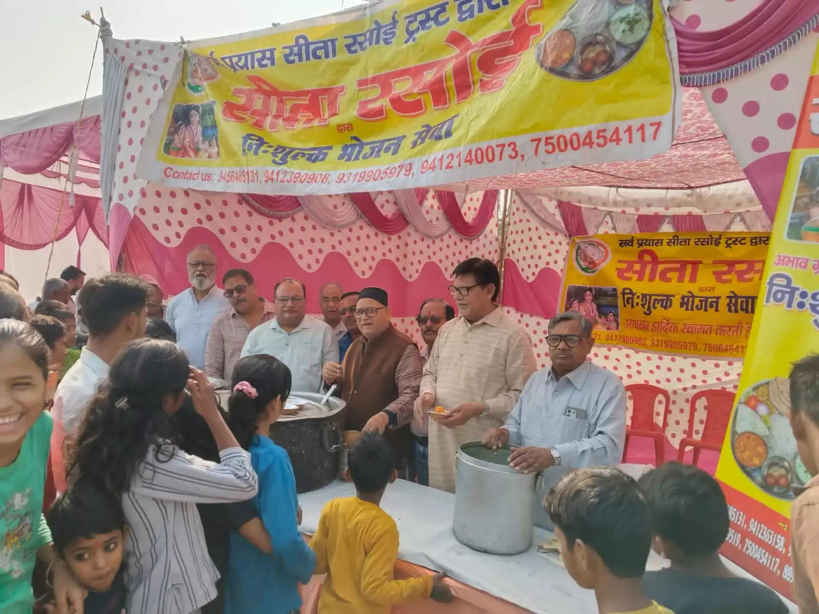 सीता रसोई ने कार्तिक पूर्णिमा पर किया खिचड़ी वितरण