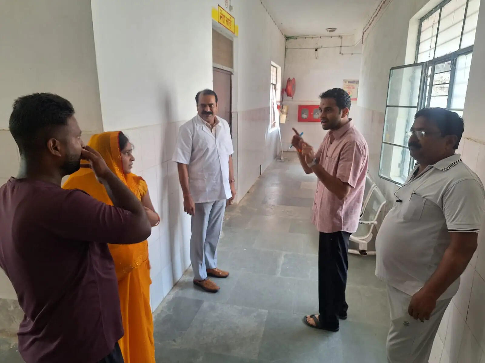 जिलाधिकारी ने सीएचसी तरकुलवा का किया निरीक्षण, कई कर्मचारी मिले गैरहाजिर