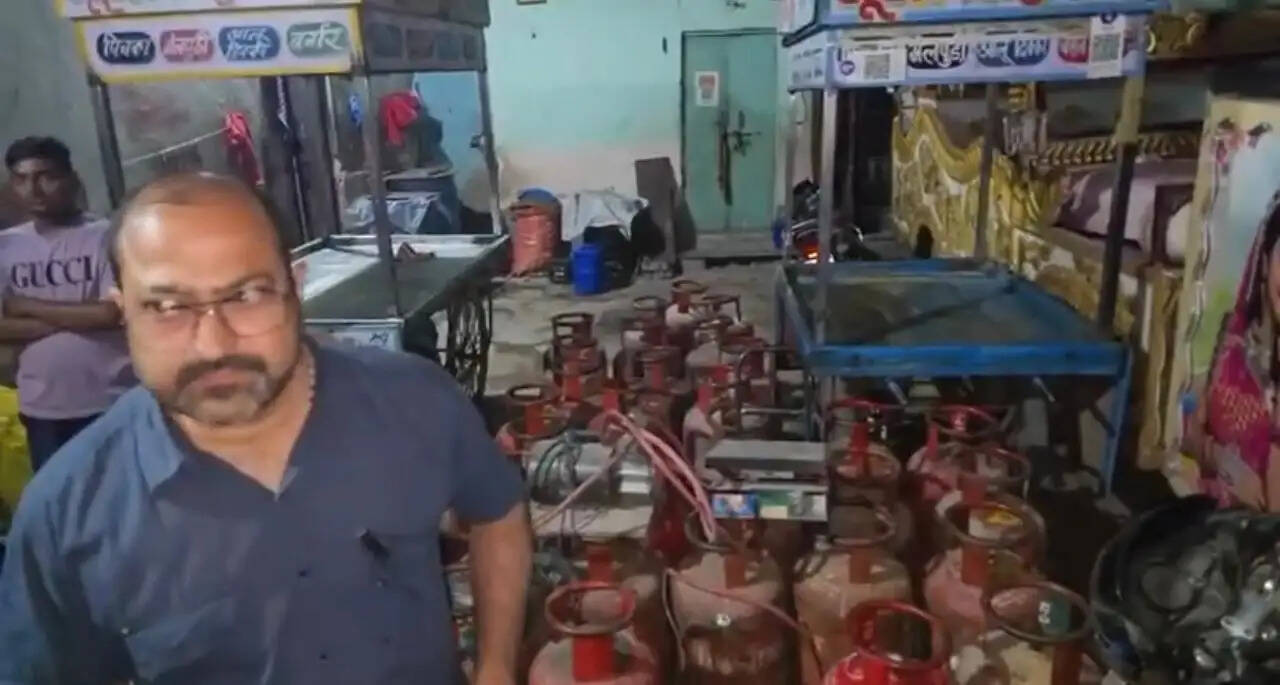 रसद विभाग की बड़ी कार्रवाई, 46 घरेलू गैस सिलेंडर जब्त