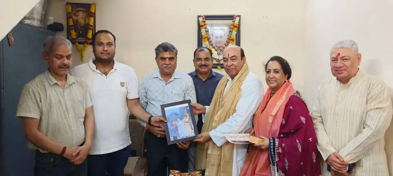 बिहार के राज्यपाल लेफ्टिनेंट जनरल सैयद अता हसनैन काशी में गंगा आरती देख अभिभूत हुए