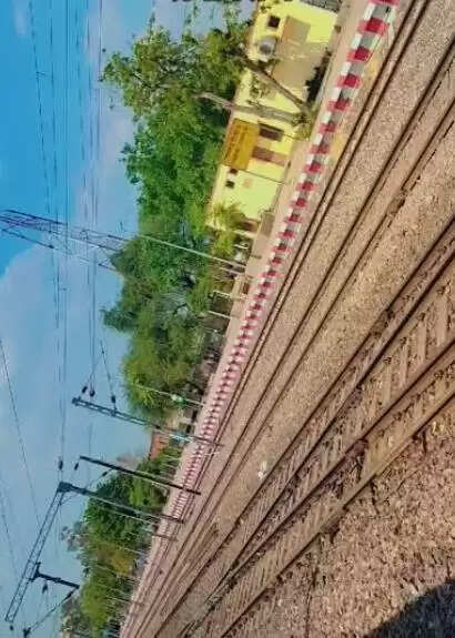 प्रयागराज में ट्रेन की चपेट में आने से चार लोगों की मौत