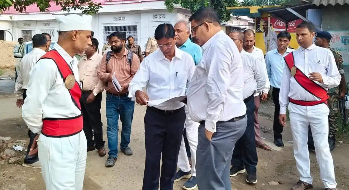 एलिवेटेड रोड के संभावित प्रभाव क्षेत्र का डीएम एवं जिला जज ने लिया जायजा