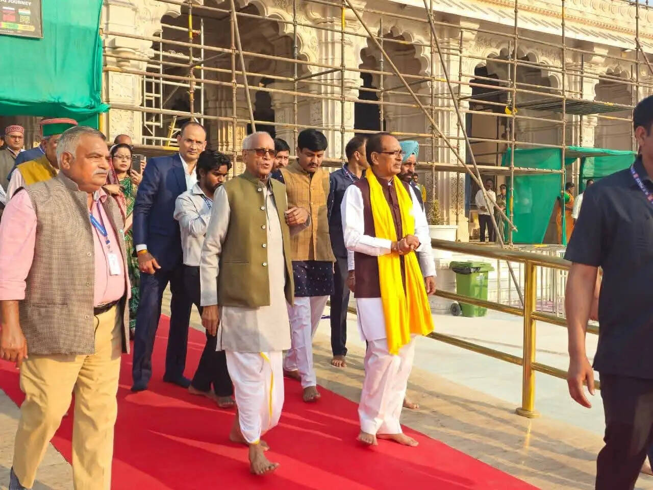 केंद्रीय मंत्री शिवराज ने सपत्नीक अयोध्या में रामलला के दर्शन किए