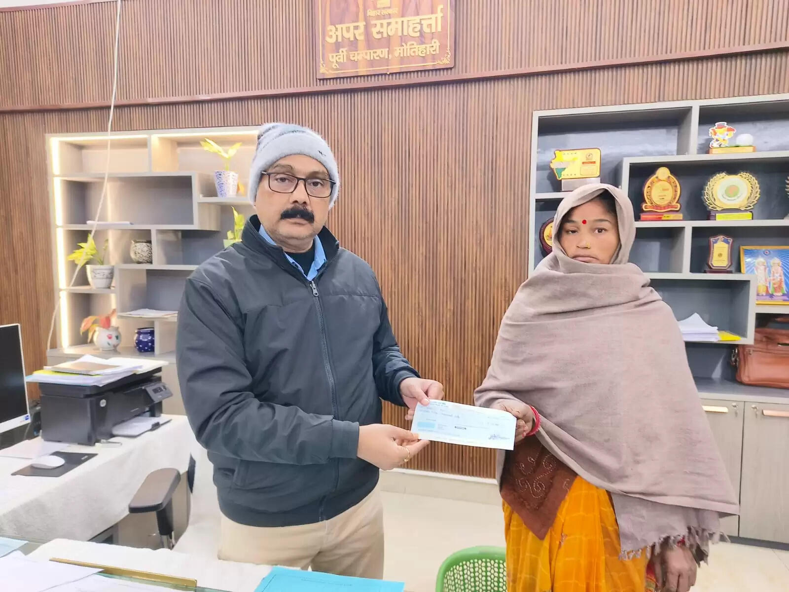 बंगाल में सड़क दुघर्टना में मृत पीड़ित परिजनों को मिला अनुग्रह अनुदान का चेक