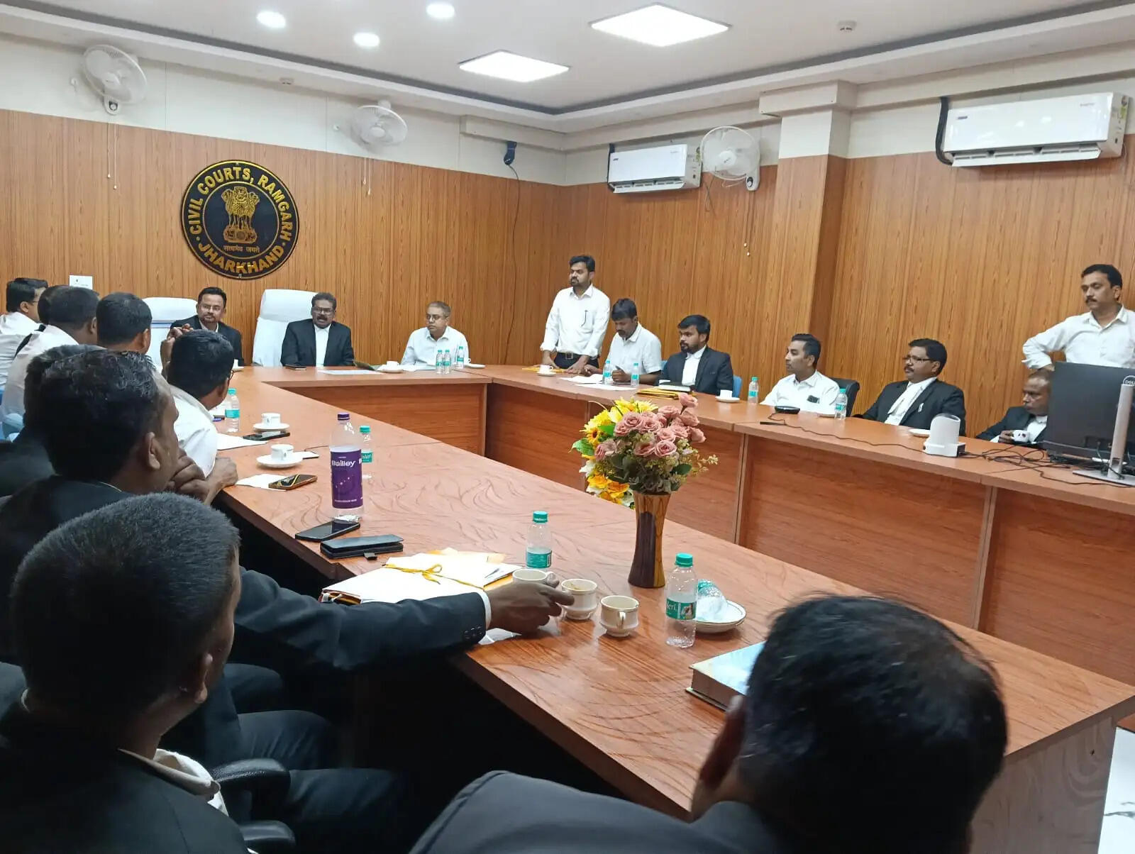 डालसा ने बैठक कर मोटर व्हीकल्स के मामलों के त्वरित निष्पादन पर दिया जोर