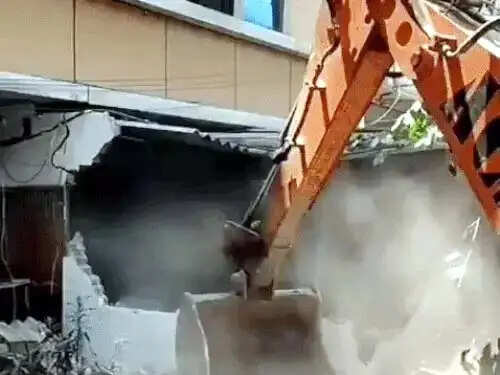 फरीदाबाद : निगम के दस्ते ने ग्रीन बेल्ट पर बने अवैध निर्माण हटाए
