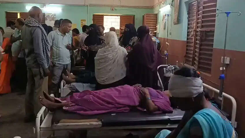 सड़क दुर्घटना में 11 घायल, चार रिम्स रेफर