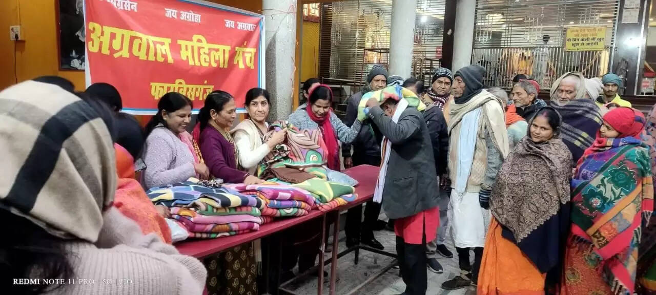 अग्रवाल महिला मंच ने जरूरतमंदों के बीच किया कंबल का वितरण
