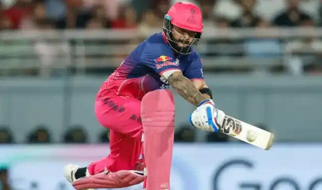 ड्रेसिंग रूम में वेपिंग करते पकड़े गए रियान पराग, मैच फीस का 25 फीसदी जुर्माना