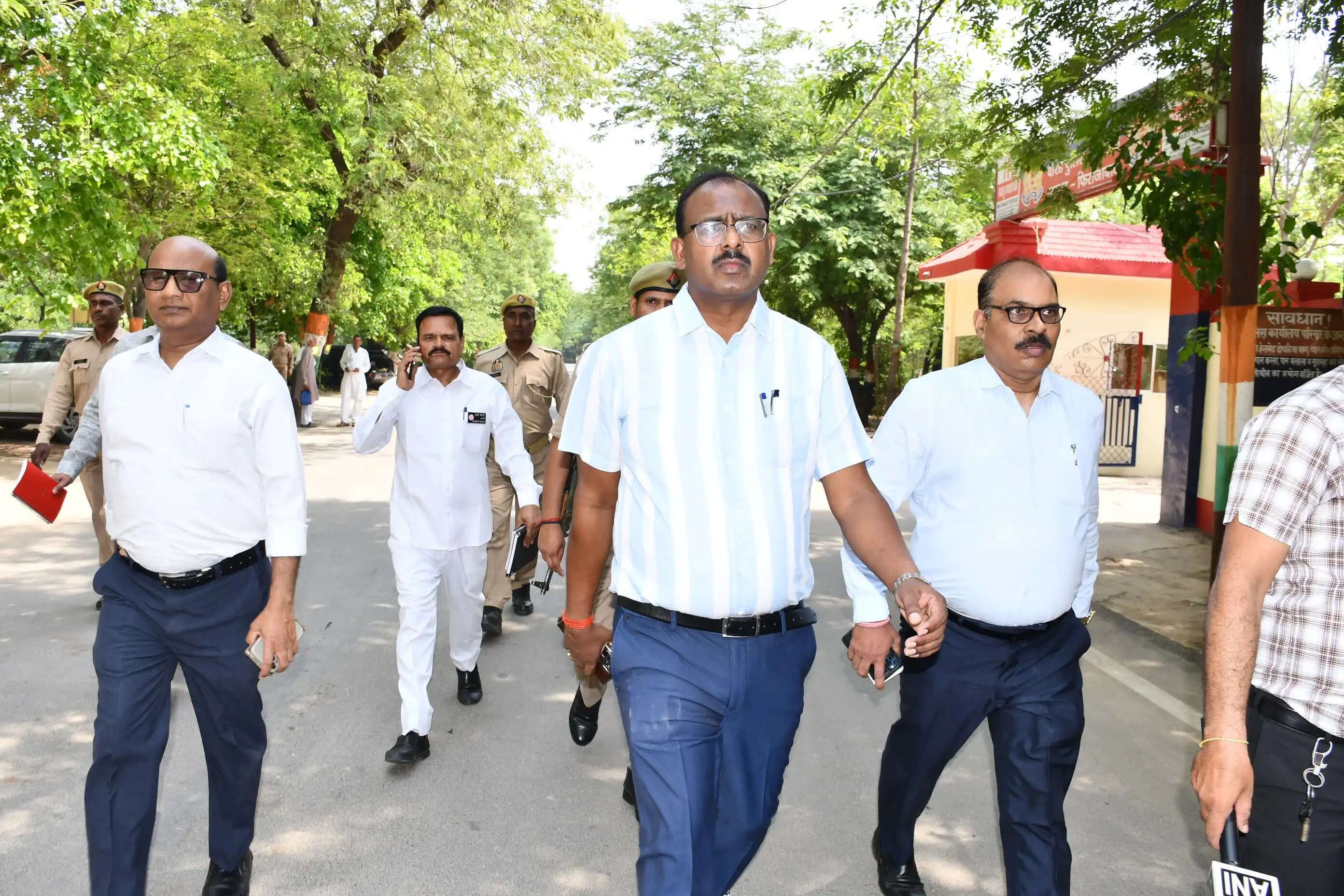 फिरोजाबाद में नो व्हीकल डे : पैदल कार्यालय पहुंचे जिलाधिकारी व सीडीओ सहित अन्य बड़े अधिकारी