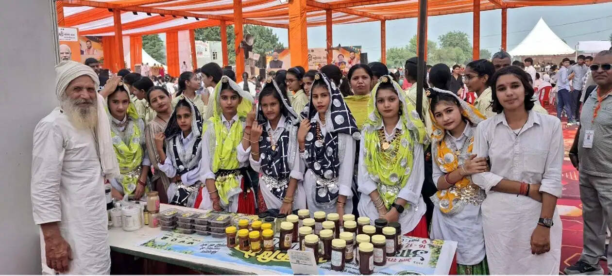 हिसार : दो एकड़ के किसान राजपाल श्योराण के बाजरे के बिस्किट की विदेशों तक धूम