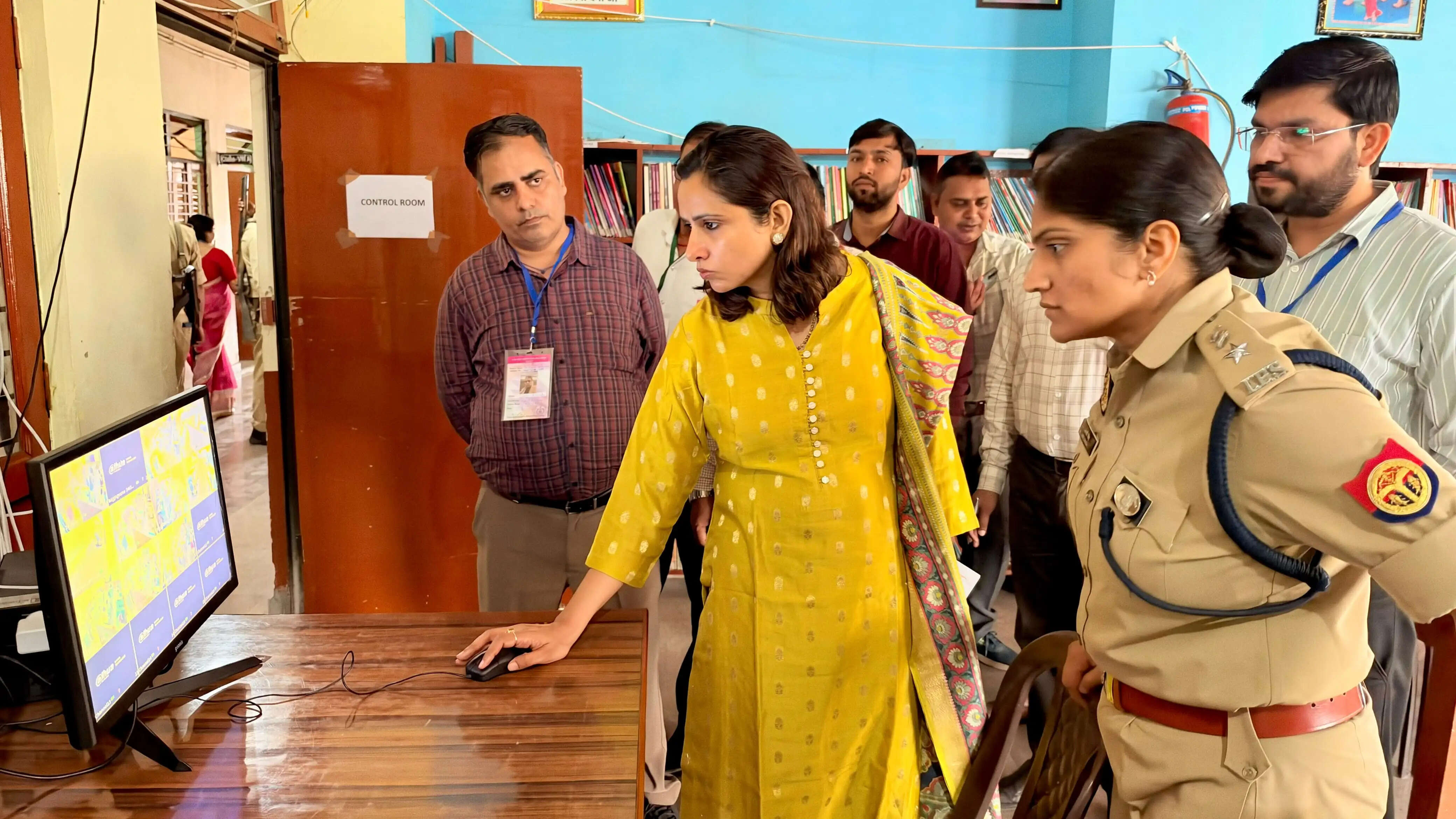 पीईटी परीक्षा पर डीएम ने परीक्षा कक्षों का औचक निरीक्षण कर परखी व्यवस्था
