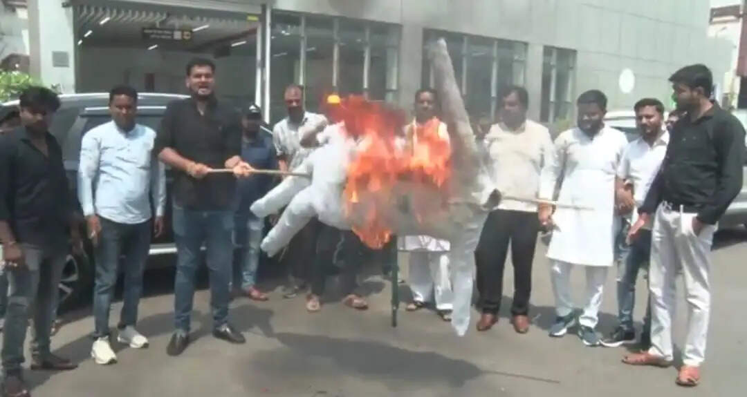 पीएम के खिलाफ बयानबाजी का विरोध, भाजपा युवा मोर्चा ने राहुल गांधी का फूंका पुतला