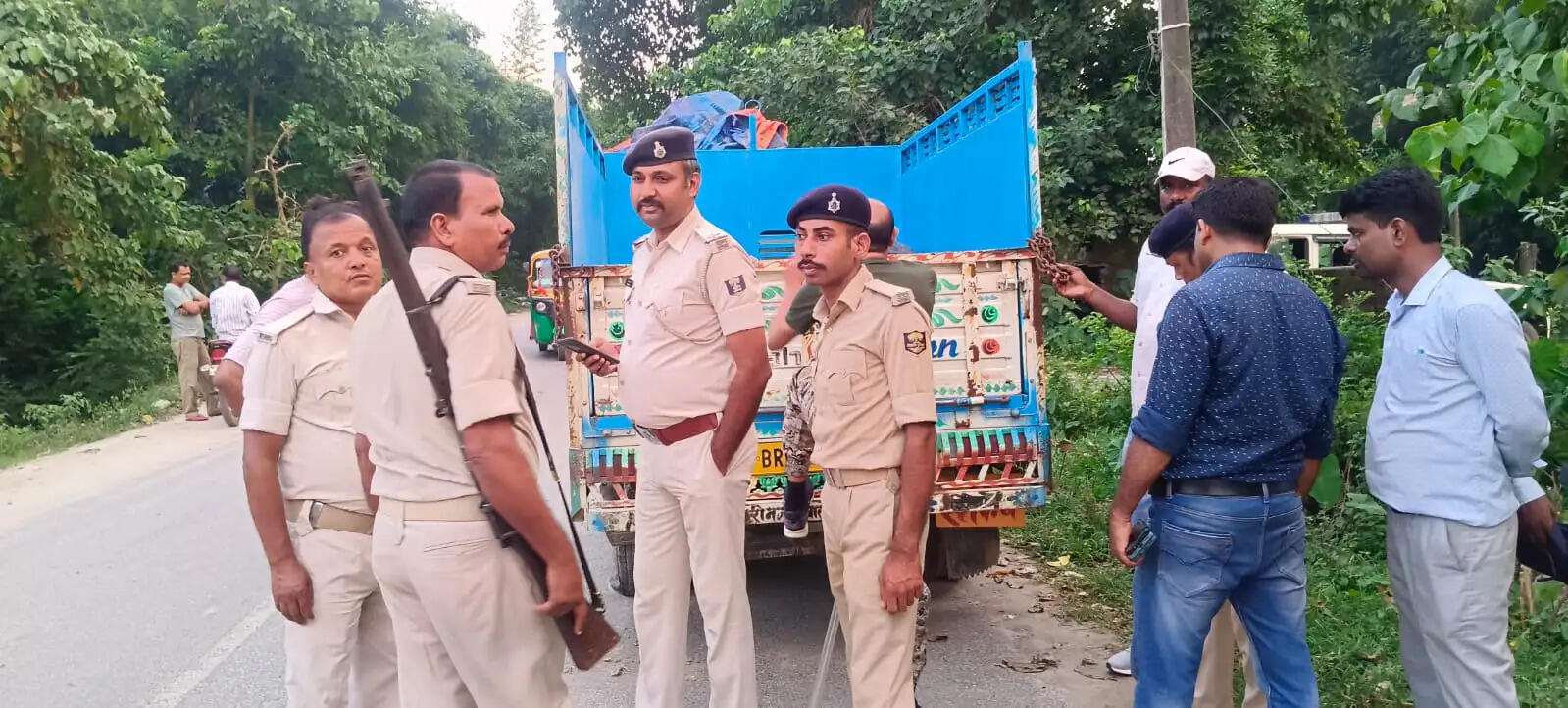 पिकअप के तहखाने से पुलिस ने गांजे की बड़ी खेप की बरामद