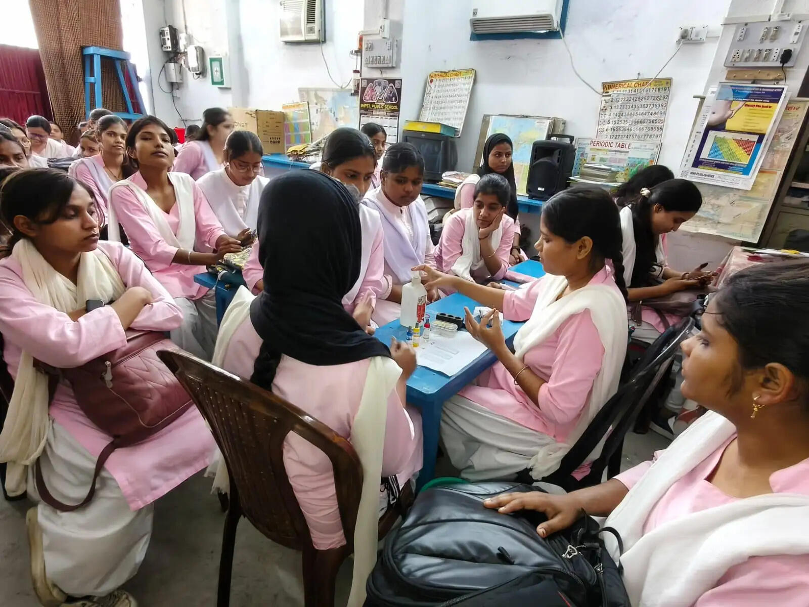 इंटर्नशिप में ब्लड ग्रुप निकालने की दी गई जानकारी, रक्तदान की महत्वता से भी छात्राएँ हुईं अवगत