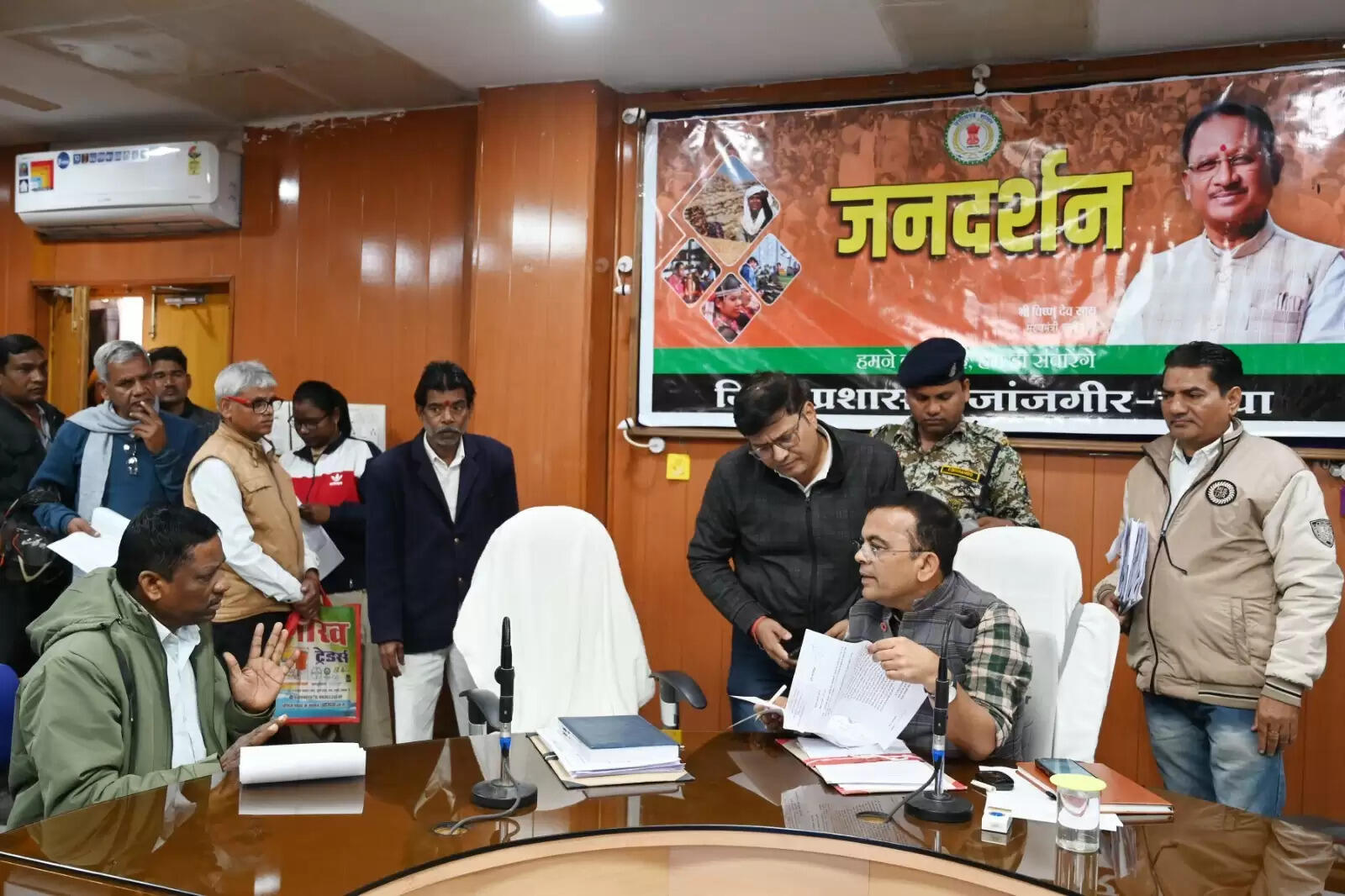 कलेक्टर ने जनदर्शन में सुनी आमजनों की मांग एवं समस्याएं