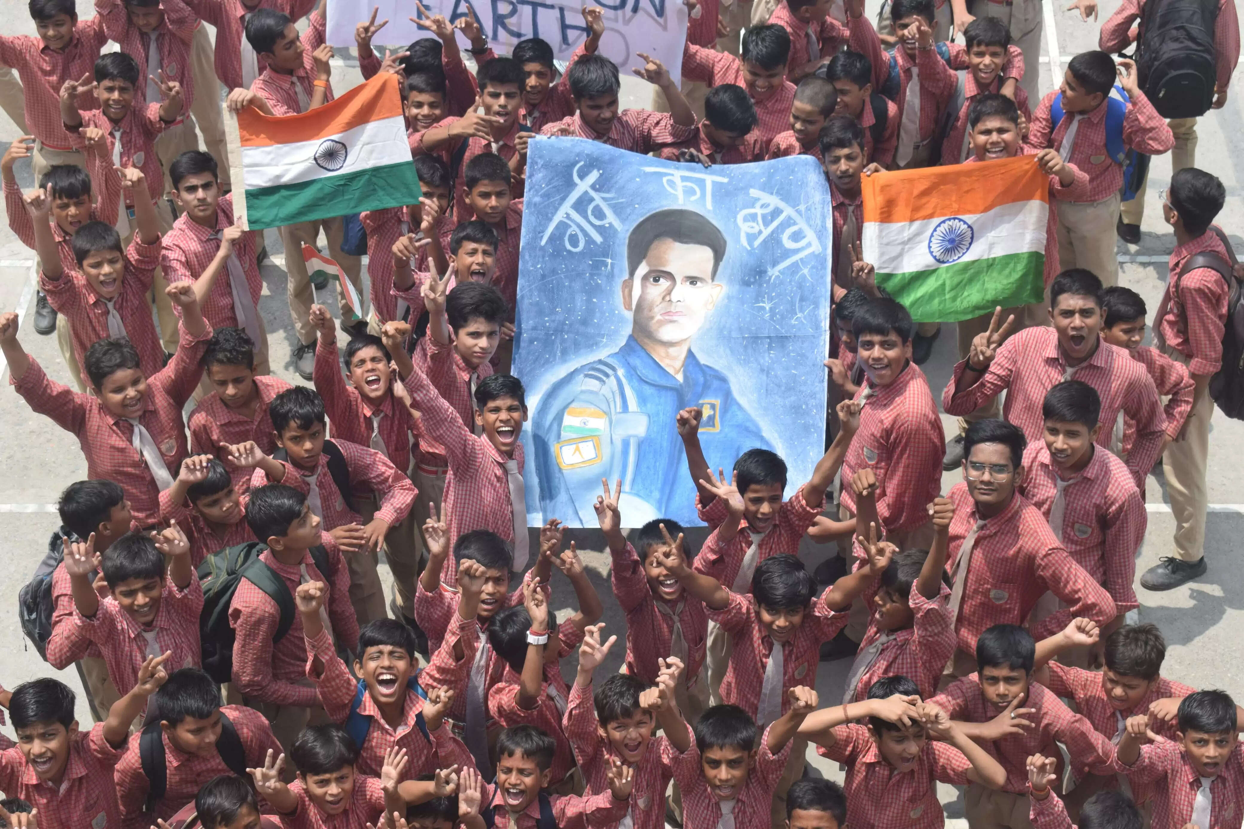 अंतरराष्ट्रीय अंतरिक्ष केंद्र से ग्रुप कैप्टन शुभांशु शुक्ला की&nbsp; वापसी पर चित्रगुप्त कॉलेज के छात्रों ने मनाया जश्न