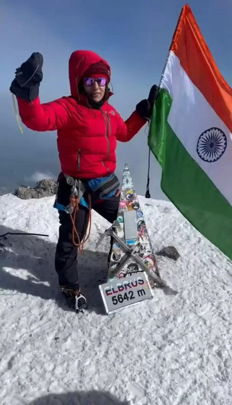 कानपुर की दिव्या भंडोह 46 वर्ष की उम्र में सेवन समिट्स की ओर, सांसद ने भेंट किया खादी का तिरंगा