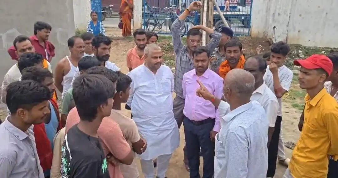 टीएनबी कॉलेजिएट राहत शिविर पहुंचे विधायक रोहित पांडे, पीड़ितों को हरसंभव मदद का भरोसा