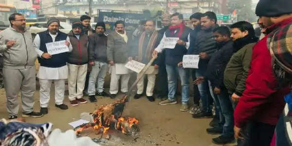 वाराणसीः कांग्रेस के कार्यकर्ताओं ने असम के मुख्यमंत्री का पुतला फूंका