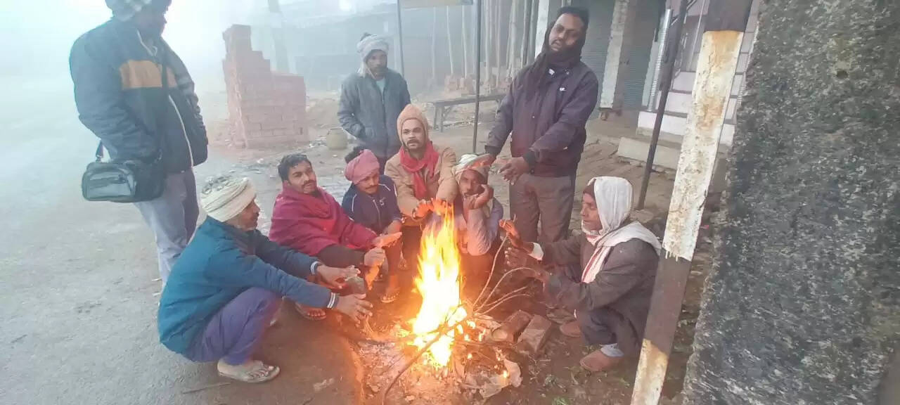 जौनपुर में शीतलहर का प्रकोप : पांचवें दिन भी नहीं हो रहे सूर्य देव के दर्शन