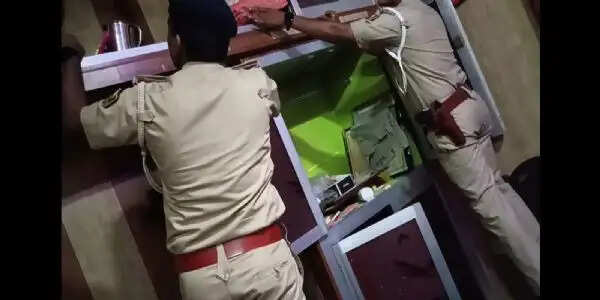 शराब माफिया रिंकू पांडेय के घर पुलिस की छापेमारी, डायरी बरामद, 10 हजार का इनाम घोषित