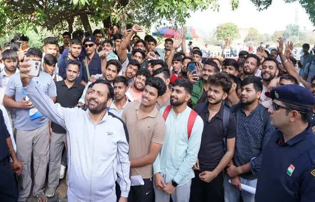 पुलिस भर्ती की पीएमटी परीक्षा में शामिल युवाओं से मिले मुख्यमंत्री