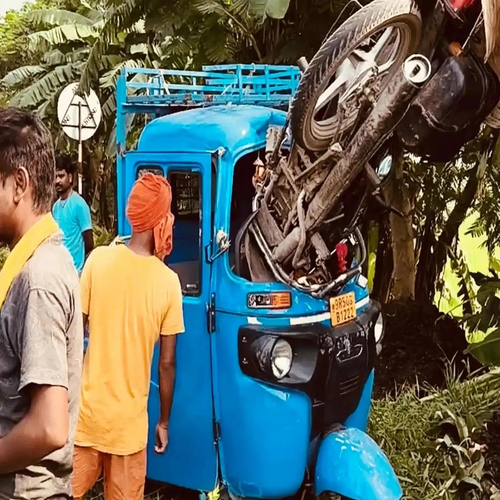 पिपरा में कार्गो ऑटो पलटा, बाइक टकराने से छह घायल