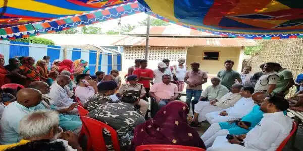 वीरपुर गोलीकांड: पीड़ित परिवार से मिले सांसद दिलेश्वर कामेंत