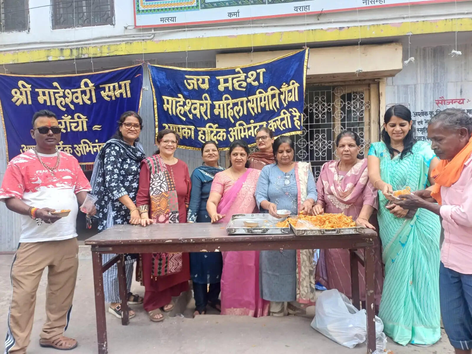 समिति ने राहगीरों में बांटी खीर और जलेबी