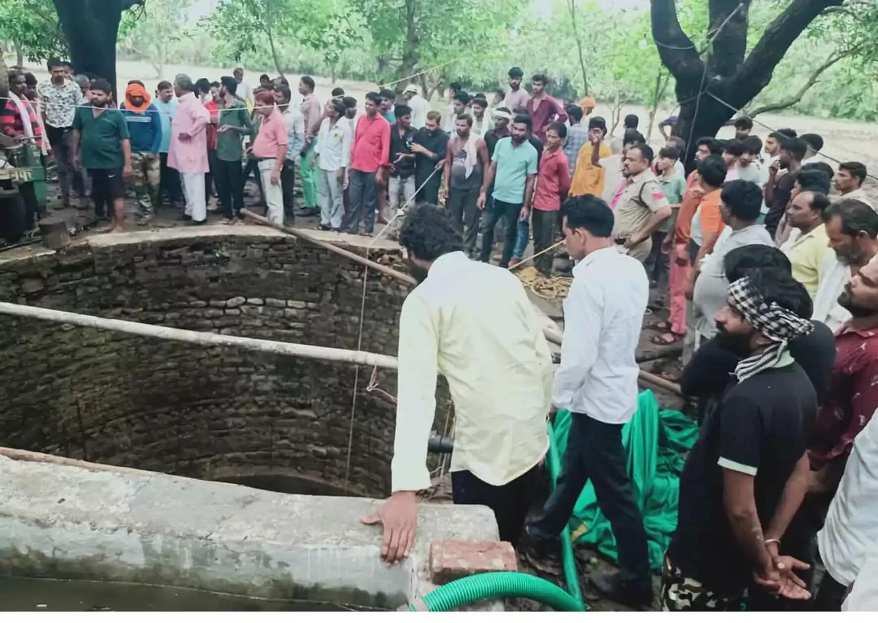 कुएं से गाय का बछड़ा निकालने गए ५ युवकों की जहरीली गैस से मौत, एक सुरक्षित बच निकला