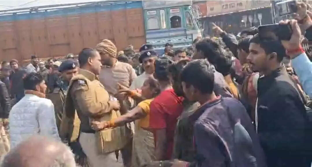 हत्या के विरोध में ग्रामीणों ने एन एच-722 को किया जाम