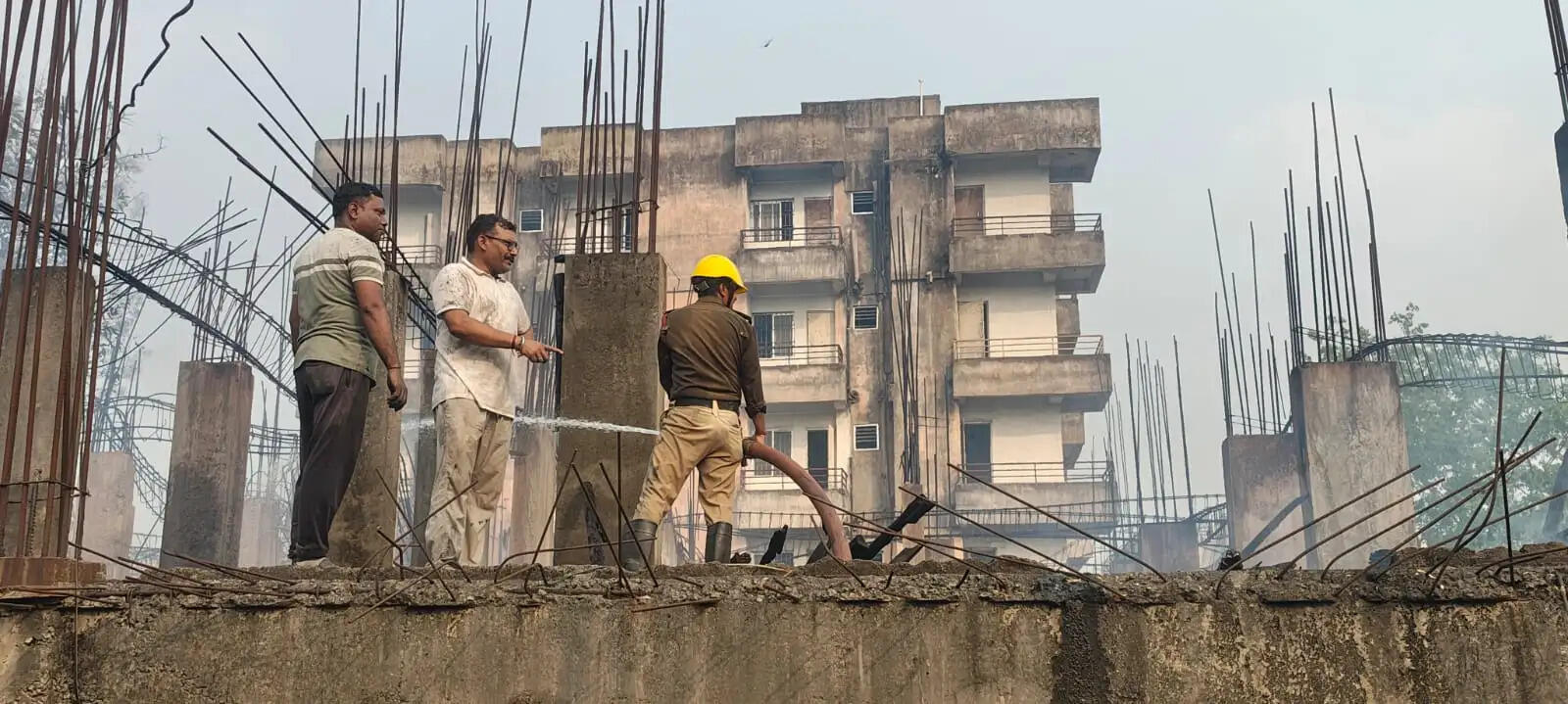 झाड़ी में लगी आग से जलकर खाक हुआ निर्माणाधीन भवन