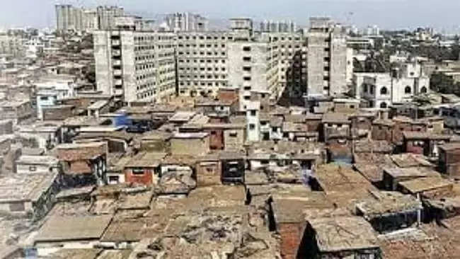 मुंबई के झोपड़ाधारकों को ढाई लाख में घर देगी सरकार: देवेंद्र फडणवीस