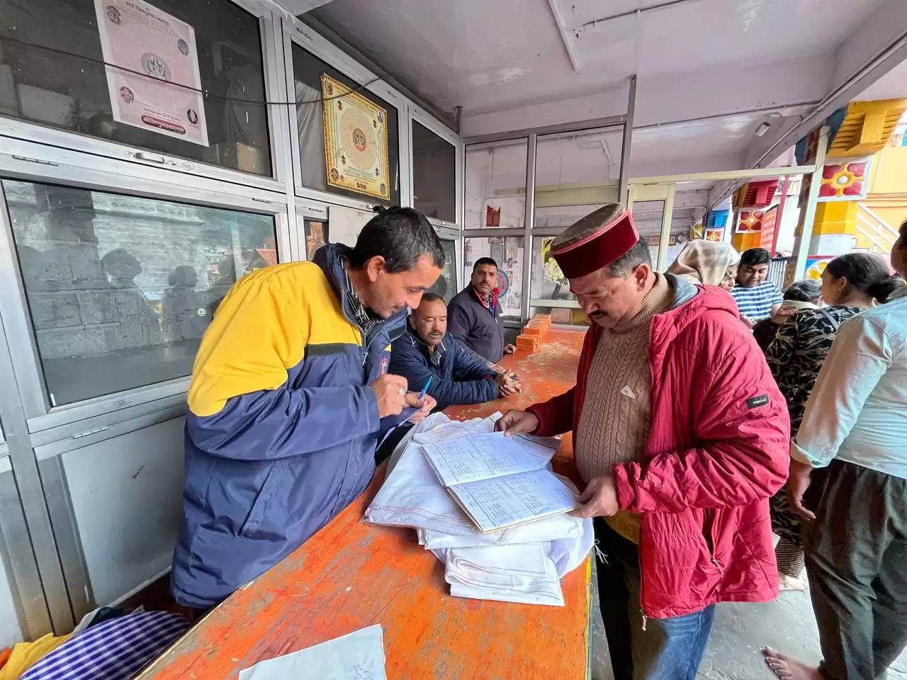 बीकेटीसी उपाध्यक्ष ने बदरीनाथ धाम में दर्शन व्यवस्था और कार्यालय का किया निरीक्षण