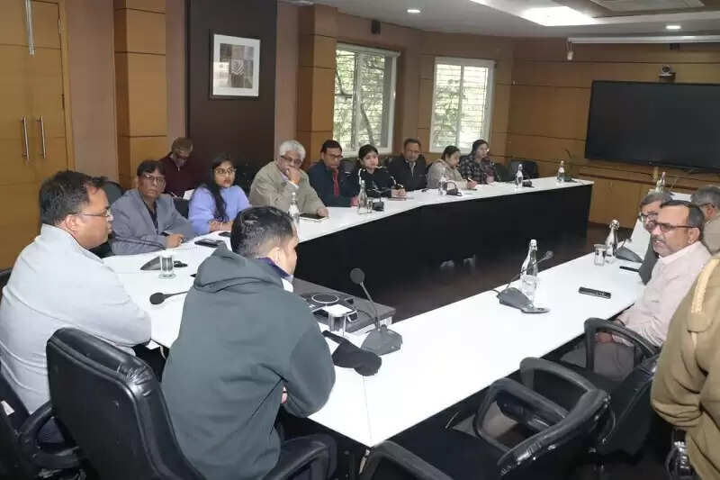 कोलकाता-दिल्ली से विशेषज्ञ डॉक्टरर्स की टीम पहुंची इंदौर, भागीरथपुरा में करेगी पानी की जांच