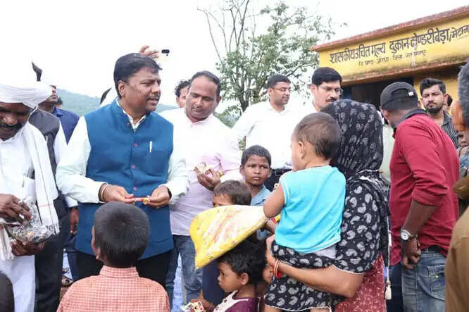 बाढ़ प्रभावितों के बीच पहुंचे वन मंत्री, राहत सामग्री एवं सहायता राशि का किया वितरण