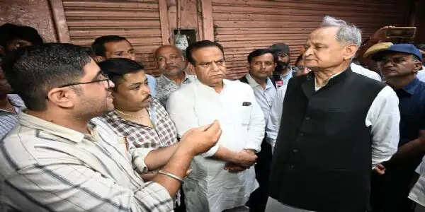 पुरोहित जी का कटला अग्निकांड: पूर्व मुख्यमंत्री अशोक गहलोत ने लिया जायजा